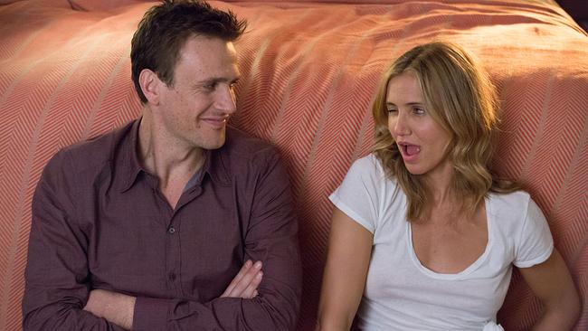 © ORF/Sony Pictures/Claire Folger Jason Segel und Cameron Diaz sitzen am Boden an ihr Bett angelehnt, er im dunklen Hemd, sie im weißen T-Shirt, sie zwinkert mit zugekniffenen Auge zu ihm