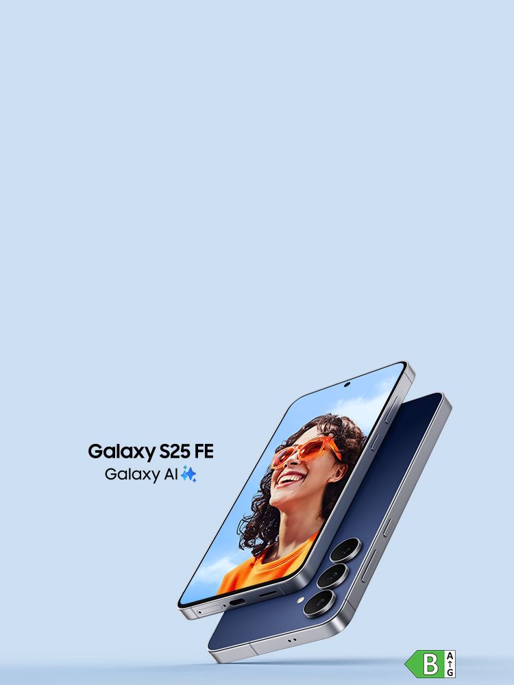 Zwei Samsung Galaxy S25 FE Smartphones – eines liegt flach, das andere steht aufrecht und zeigt eine Person mit lockigem Haar und orangefarbenem Shirt auf dem Display. Links im Bild steht der Text „Galaxy S25 FE“ und „Galaxy AI“. Unten rechts befindet sich das Energieeffizienzklasse B.