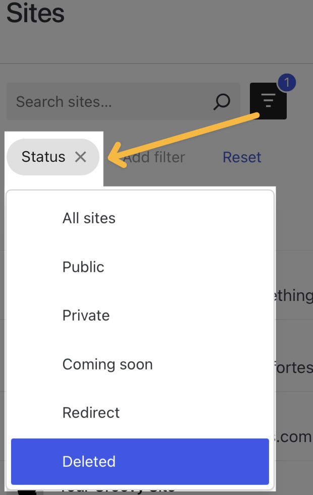 「ステータス」フィルターがフィルターアイコンから出た矢印で強調表示されている。削除済みサイトはドロップダウンから選択します。