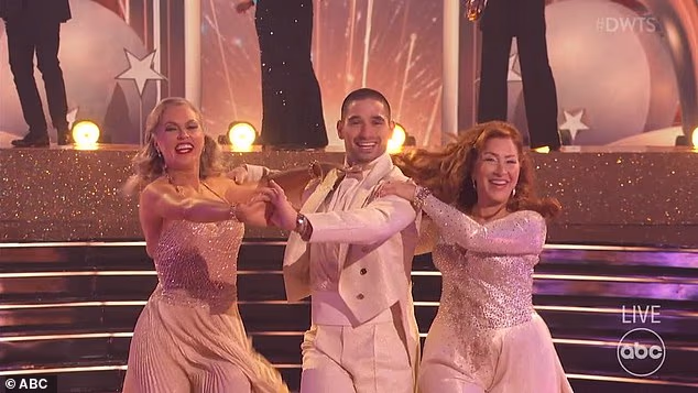 Walter joined Hendrix and her dance partner Alan Bersten as they performed to the song This Will Be (An Everlasting Love) by Natalie Cole