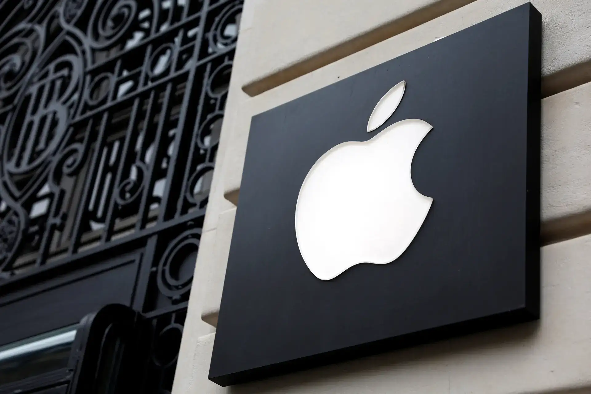 Apple Apple