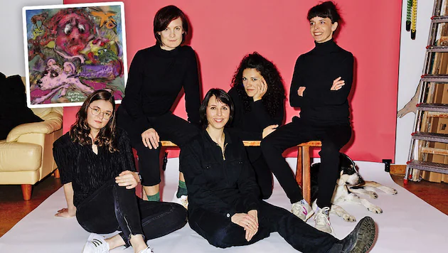 Optisch ganz in schwarz, musikalisch aber dann doch wesentlich bunter unterwegs: Clara Luzia ...