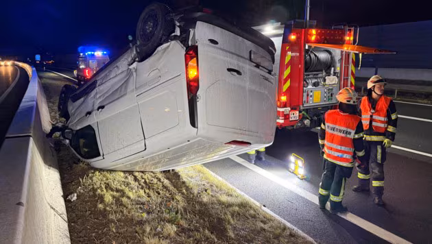 Der Transporter kam am Dach liegend zum Stillstand.