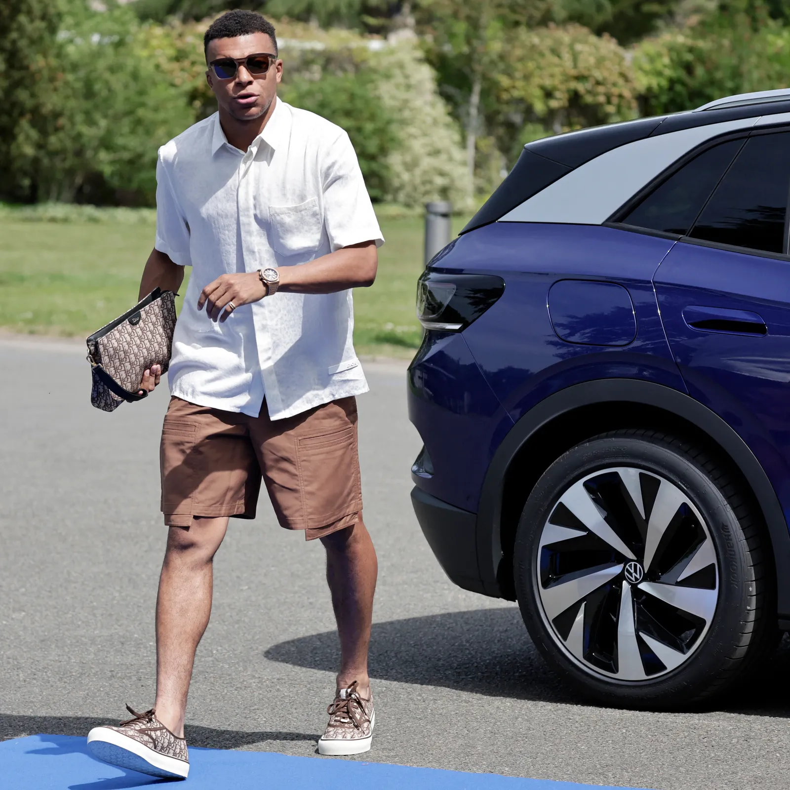 Kylian Mbappé è arrivato a Clairefontaine con un look estivo impeccabile