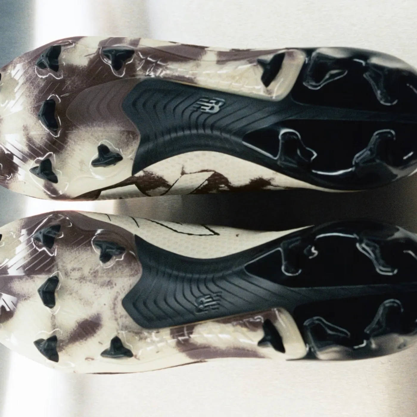 New Balance e Stone Island hanno creato delle scarpe da calcio termosensibili