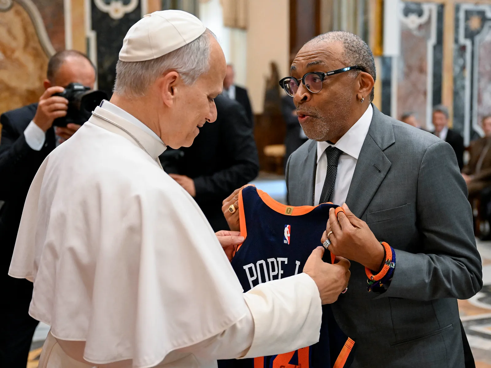 La maglia dei Knicks di Spike Lee firmata da Papa Leone è un flex divino
