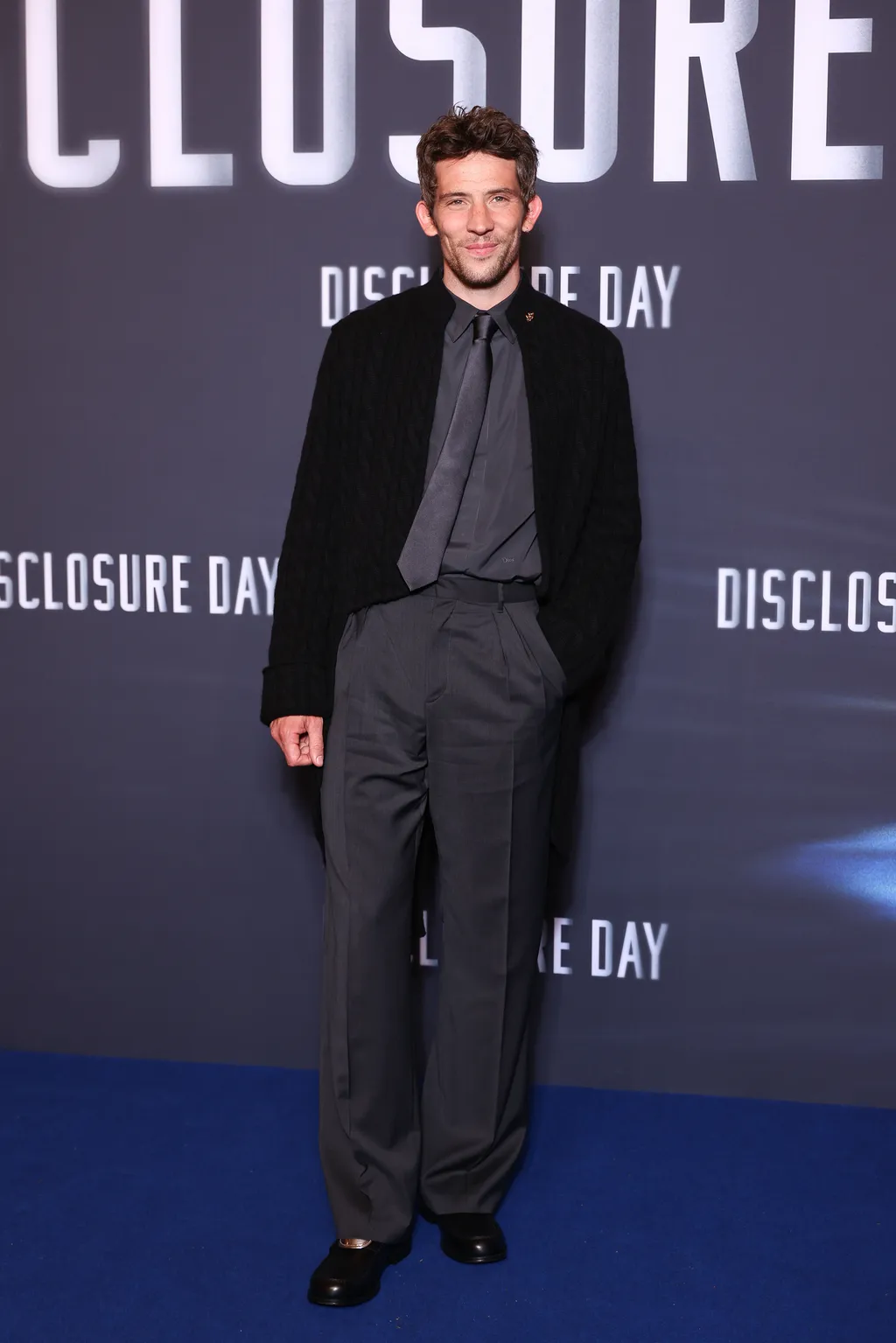 En Dior sur mesure et bijoux Cartier.