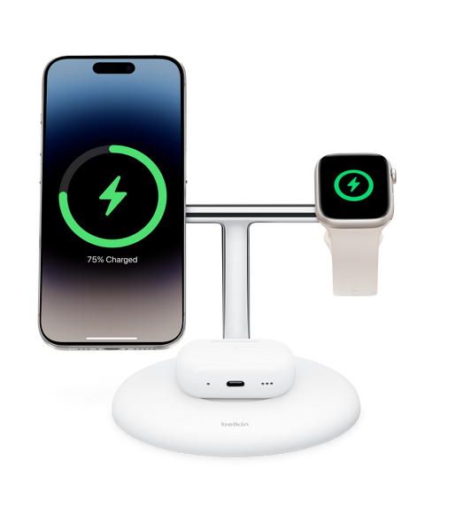 Belkin BoostCharge Pro 3 az 1-ben mágneses töltőállvány, bal oldalon egy iPhone, jobb oldalon egy Apple Watch, alul középen egy AirPods-tok töltődik egyszerre
