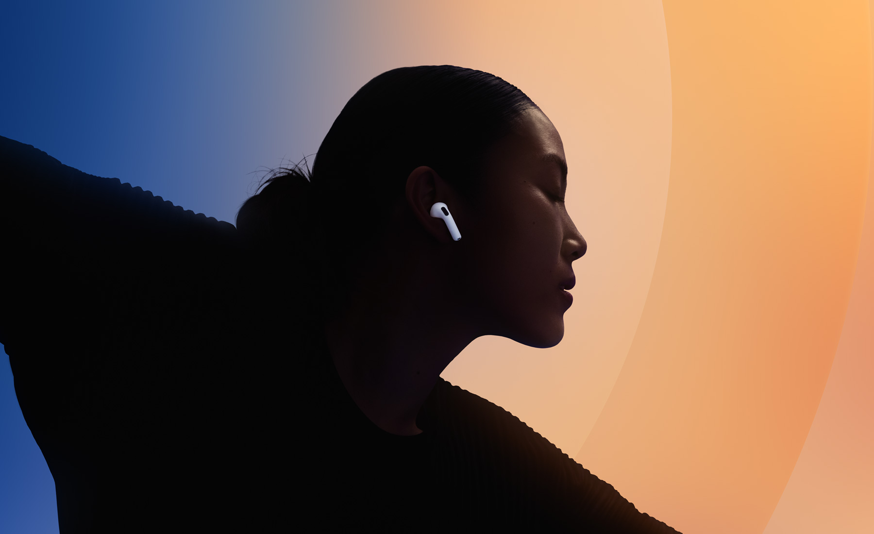 Žmogus šoka įsidėjęs „AirPods 4“ ausines.