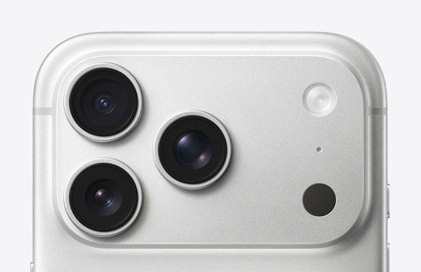 프로 카메라 시스템, 렌즈 세 개, 마이크, 플래시가 보이는 실버 색상 iPhone 17 Pro의 뒷면