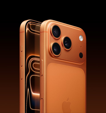 iPhone 17 Pro بلون برتقالي كوني يعرض جزءاً من الشاشة، وتعرض زاوية جانبية زر الإجراءات وزرّي مستوى الصوت والزر الجانبي. الجزء الخلفي الخارجي يعرض نظام كاميرات Pro في الزاوية العلوية اليسرى.