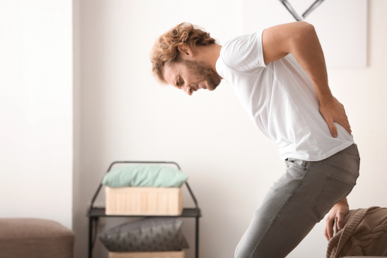 Mann mit Rückenschmerzen