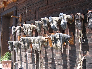 Wanderschuhe auf Haken an der Wand - Bild: Behrens
